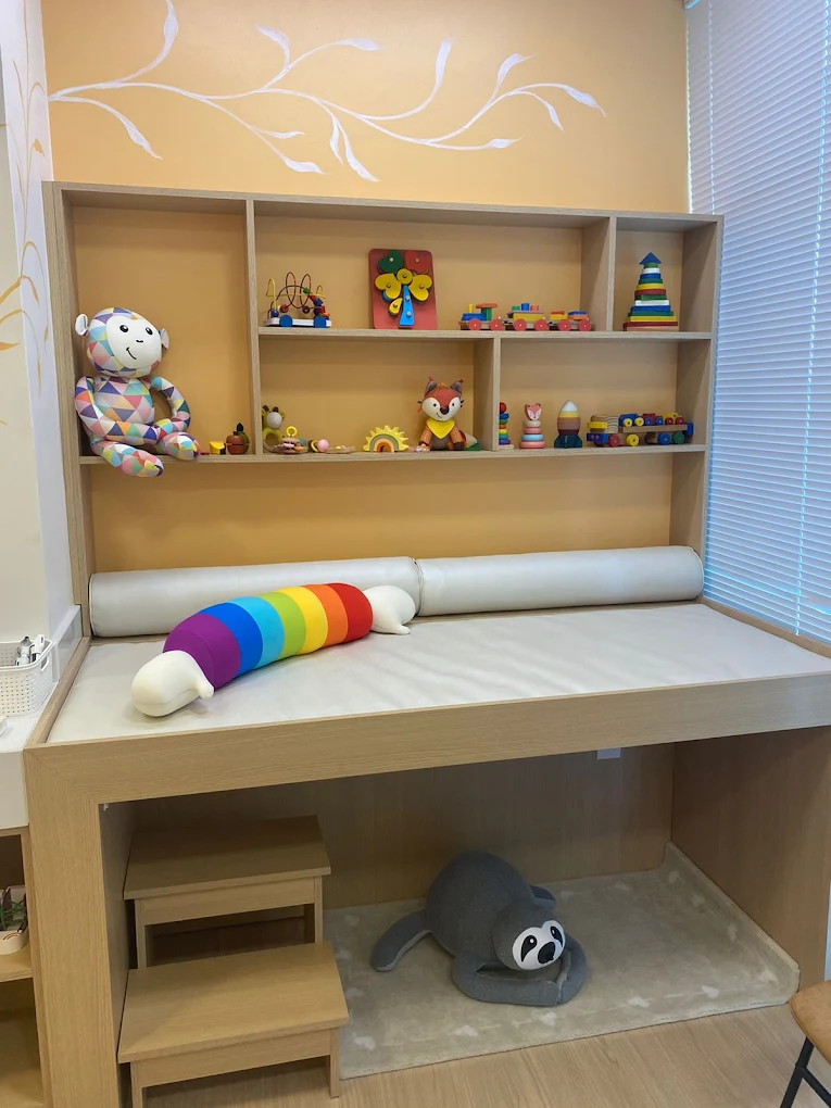 Maca pediátrica com prateleira de brinquedos educativos