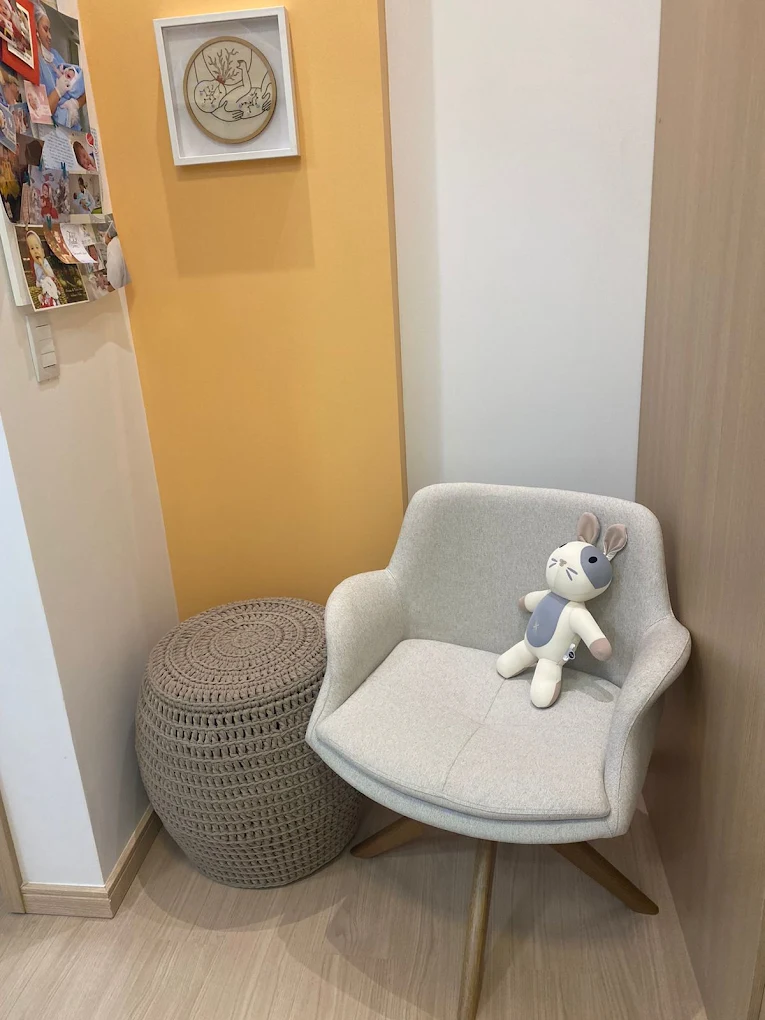 Poltrona de amamentação com puff e decoração acolhedora