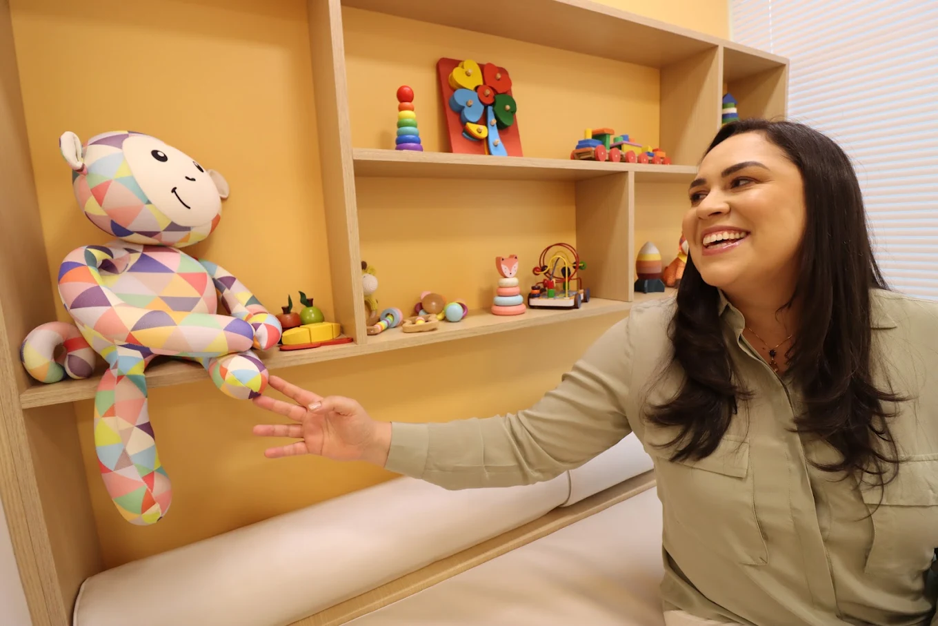 Dra. Clarissa apresentando os brinquedos da sala pediátrica